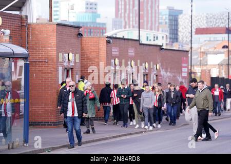 Les fans de Sheffield United arrivent au sol avant le match du championnat Sky Bet à Bramall Lane, Sheffield. Date de la photo: Samedi 11 février 2023. Banque D'Images