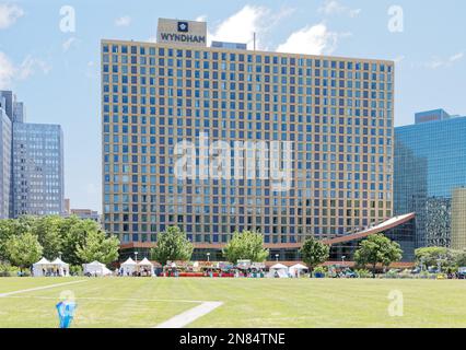 Le Wyndham Grand Pittsburgh Downtown, construit en 1959 sous le nom de Hilton, possède une peau d'aluminium et de verre aux tons dorés d'inspiration Corbusier, qui a été agrandie en 2014. Banque D'Images