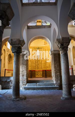 Arche et colonnes et une croix avec un Christ à l'intérieur d'une mosquée musulmane à Tolède Banque D'Images