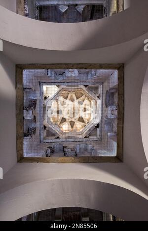 Plafond décoré avec une étoile géométrique à l'intérieur d'une mosquée musulmane à Tolède Banque D'Images