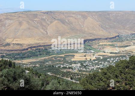 Vue sur la réserve naturelle de Yarmouk et les hauteurs du Golan depuis la ville d'Umm Qais, Jordanie, Moyen-Orient Banque D'Images