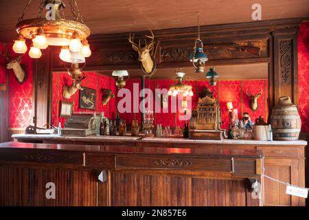 Cody, WY, USA - 25 juin 2022 : Old Trail Town est une attraction touristique avec des bâtiments frontaliers authentiques de la fin des années 1800. Une berline avec un sport de bar Banque D'Images