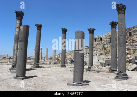 Colonnes sur la terrasse de l'église aux ruines de Gadara à Umm Qais, Jordanie Banque D'Images