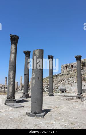 Colonnes sur la terrasse de l'église aux ruines de Gadara à Umm Qais, Jordanie Banque D'Images