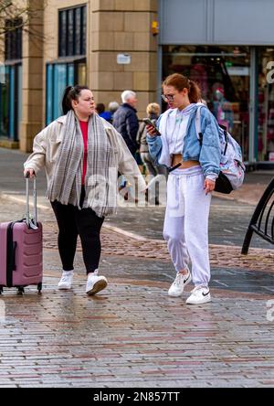 Dundee, Tayside, Écosse, Royaume-Uni. 11th févr. 2023. Météo au Royaume-Uni : le nord-est de l'Écosse a un jour de printemps, avec des températures autour de 12°C. Malgré l'inflation écossaise croissante et un certain nombre de fermetures de magasins, les femmes à la mode sont en plein centre-ville de Dundee pour se rendre dans leur vie quotidienne tout en faisant du shopping et en appréciant le temps chaud de février. Crédit : Dundee Photographics/Alamy Live News Banque D'Images