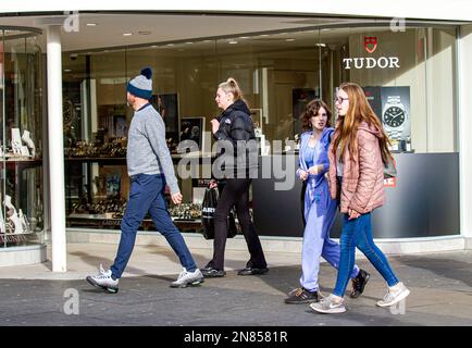 Dundee, Tayside, Écosse, Royaume-Uni. 11th févr. 2023. Météo au Royaume-Uni : le nord-est de l'Écosse a un jour de printemps, avec des températures autour de 12°C. Malgré l'inflation écossaise croissante et un certain nombre de fermetures de magasins, les femmes à la mode sont en plein centre-ville de Dundee pour se rendre dans leur vie quotidienne tout en faisant du shopping et en appréciant le temps chaud de février. Crédit : Dundee Photographics/Alamy Live News Banque D'Images