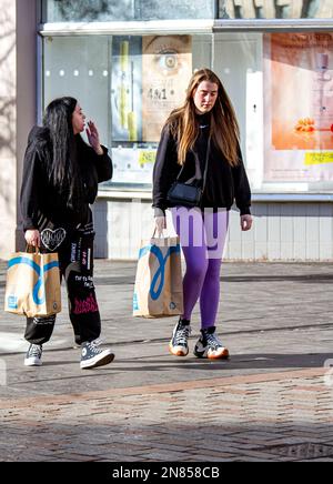 Dundee, Tayside, Écosse, Royaume-Uni. 11th févr. 2023. Météo au Royaume-Uni : le nord-est de l'Écosse a un jour de printemps, avec des températures autour de 12°C. Malgré l'inflation écossaise croissante et un certain nombre de fermetures de magasins, les femmes à la mode sont en plein centre-ville de Dundee pour se rendre dans leur vie quotidienne tout en faisant du shopping et en appréciant le temps chaud de février. Crédit : Dundee Photographics/Alamy Live News Banque D'Images