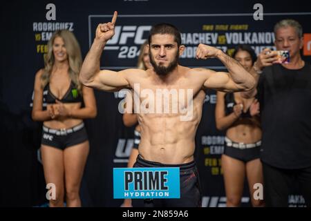 PERTH, AUSTRALIE - FÉVRIER 11: Islam Makhatchev pèse 155 lbs à l'UFC 284 pèse des ins avant son combat léger titre à l'UFC 284: Makhatchev v Volkanovski à RAC Arena sur 12 février 2023 à Perth, Australie occidentale, Australie. (Photo de Matt Davies/PxImages) crédit: PX Images/Alamy Live News Banque D'Images