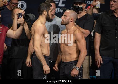 PERTH, AUSTRALIE - FÉVRIER 11 : Islam Makhatchev et Alexander Volkanovski affrontent à l'UFC 284 Weight ins avant son combat léger de titre à l'UFC 284 : Makhatchev v Volkanovski à RAC Arena sur 12 février 2023 à Perth, Australie occidentale, Australie. (Photo de Matt Davies/PxImages) crédit: PX Images/Alamy Live News Banque D'Images