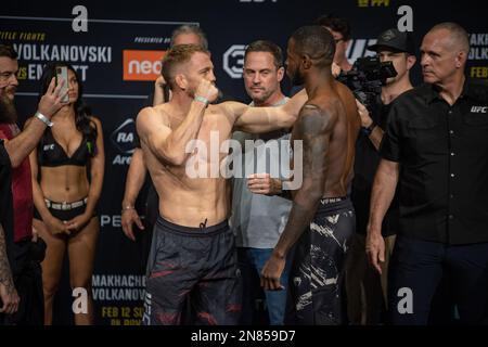 PERTH, AUSTRALIE - FÉVRIER 11 : Jack Della Maddalena et Randy Brown et Josh Emmett affrontent l'UFC 284 Weight ins avant leur combat à l'UFC 284 : Makhatchev v Volkanovski à RAC Arena sur 12 février 2023 à Perth, Australie occidentale, Australie. (Photo de Matt Davies/PxImages) crédit: PX Images/Alamy Live News Banque D'Images