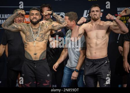 PERTH, AUSTRALIE - FÉVRIER 11 : Tyson Pedro et Modestes Bukauskas affrontent à l'UFC 284 Weight ins avant leur combat à l'UFC 284 : Makhatchev v Volkanovski à RAC Arena sur 12 février 2023 à Perth, Australie occidentale, Australie. (Photo de Matt Davies/PxImages) crédit: PX Images/Alamy Live News Banque D'Images