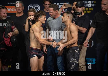 PERTH, AUSTRALIE - FÉVRIER 11 : Jack Jenkins et Don Shianis affrontent à l'UFC 284 Weight INS avant leur combat à l'UFC 284 : Makhachev v Volkanovski à l'arène RAC sur 12 février 2023 à Perth, en Australie occidentale, en Australie. (Photo de Matt Davies/PxImages) crédit: PX Images/Alamy Live News Banque D'Images