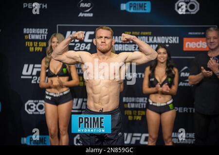 PERTH, AUSTRALIE - FÉVRIER 11 : Jack Della Maddalena pèse 171 livres à l'UFC 284 pèse des pouces avant son combat à l'UFC 284 : Makhachev v Volkanovski à l'arène RAC sur 12 février 2023 à Perth, en Australie occidentale, en Australie. (Photo de Matt Davies/PxImages) crédit: PX Images/Alamy Live News Banque D'Images