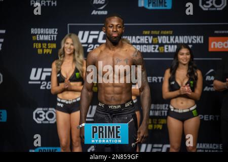 PERTH, AUSTRALIE - FÉVRIER 11 : Randy Brown pèse 171 livres à l'UFC 284 pèse les pouces avant son combat à l'UFC 284 : Makhatchev v Volkanovski à l'arène RAC sur 12 février 2023 à Perth, Australie occidentale, Australie. (Photo de Matt Davies/PxImages) crédit: PX Images/Alamy Live News Banque D'Images