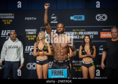 PERTH, AUSTRALIE - FÉVRIER 11 : Randy Brown pèse 171 livres à l'UFC 284 pèse les pouces avant son combat à l'UFC 284 : Makhatchev v Volkanovski à l'arène RAC sur 12 février 2023 à Perth, Australie occidentale, Australie. (Photo de Matt Davies/PxImages) crédit: PX Images/Alamy Live News Banque D'Images