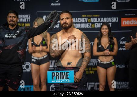 PERTH, AUSTRALIE - FÉVRIER 11 : JustinTafa pèse 266 livres à l'UFC 284 pèse des pouces avant son combat à l'UFC 284 : Makhatchev v Volkanovski à l'arène RAC sur 12 février 2023 à Perth, Australie occidentale, Australie. (Photo de Matt Davies/PxImages) crédit: PX Images/Alamy Live News Banque D'Images