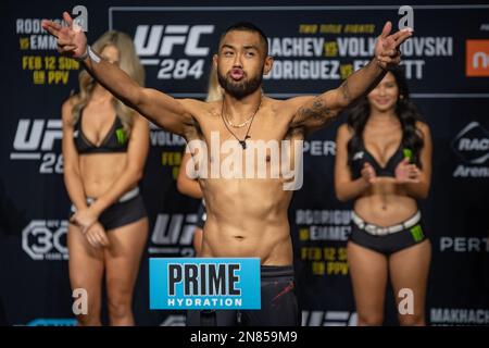 PERTH, AUSTRALIE - FÉVRIER 11 : Josh Culibao pèse 146 livres à l'UFC 284 pèse des pouces avant son combat à l'UFC 284 : Makhatchev v Volkanovski à l'arène RAC sur 12 février 2023 à Perth, Australie occidentale, Australie. (Photo de Matt Davies/PxImages) crédit: PX Images/Alamy Live News Banque D'Images