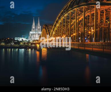 Cologne Skyline avec cathédrale et pont Hohenzollern la nuit - Cologne, Allemagne Banque D'Images