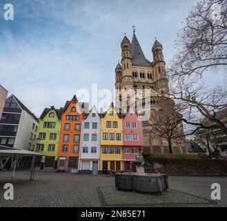 Marché aux poissons (Fischmarkt) et Great St. Eglise Martin - Cologne, Allemagne Banque D'Images