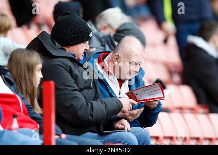 Les fans de Sheffield United ont lu le programme du match avant le match du championnat Sky Bet Sheffield United contre Swansea City à Bramall Lane, Sheffield, Royaume-Uni, 11th février 2023 (photo de Ben Early/News Images) Banque D'Images