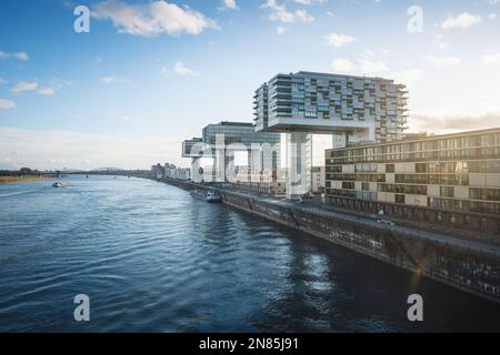 Rheinauhafen Skyline au bord du Rhin avec les bâtiments Kranhaus - Cologne, Allemagne Banque D'Images