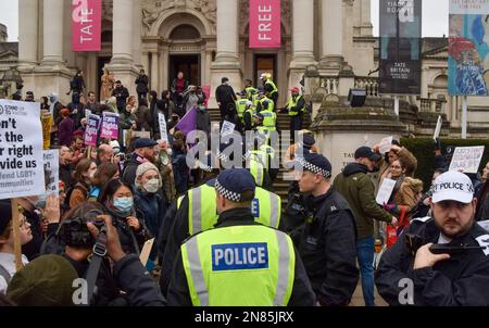 Londres, Royaume-Uni. 11th février 2023. La police anti-émeute s'est déplacée vers des manifestants séparés. Des manifestants du groupe d'extrême-droite Patriotic alternative se sont rassemblés devant Tate Britain pour protester contre l'auteur des enfants Aida H Dee, qui avait été réservé par Tate pour lire des histoires à de jeunes enfants dans le cadre de la Drag Queen Story Hour, Et se sont affrontés avec les contre-manifestants qui se sont rassemblés en solidarité avec l'auteur et les droits LGBTQ+. Credit: Vuk Valcic/Alamy Live News Banque D'Images