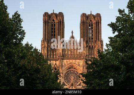 La façade ouest de notre-Dame de Reoms (notre-Dame de Reims) avec les deux tours, France Banque D'Images