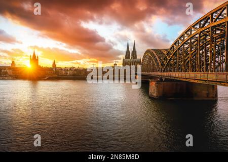 Cologne Skyline avec cathédrale, pont Hohenzollern et Great St. Martin Church au coucher du soleil - Cologne, Allemagne Banque D'Images