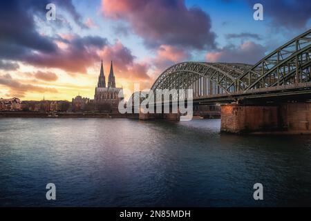 Cologne Skyline avec cathédrale et pont Hohenzollern au coucher du soleil - Cologne, Allemagne Banque D'Images