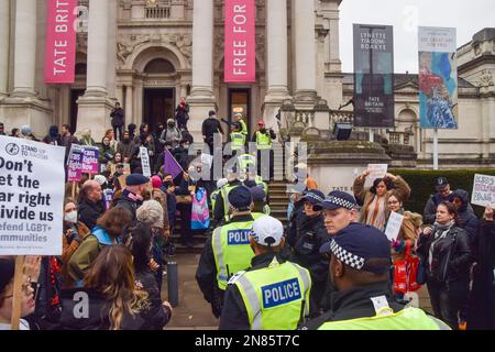 Londres, Royaume-Uni. 11th février 2023. La police anti-émeute s'est déplacée vers des manifestants séparés. Des manifestants du groupe d'extrême-droite Patriotic alternative se sont rassemblés devant Tate Britain pour protester contre l'auteur des enfants Aida H Dee, qui avait été réservé par Tate pour lire des histoires à de jeunes enfants dans le cadre de la Drag Queen Story Hour, Et se sont affrontés avec les contre-manifestants qui se sont rassemblés en solidarité avec l'auteur et les droits LGBTQ+. Credit: Vuk Valcic/Alamy Live News Banque D'Images