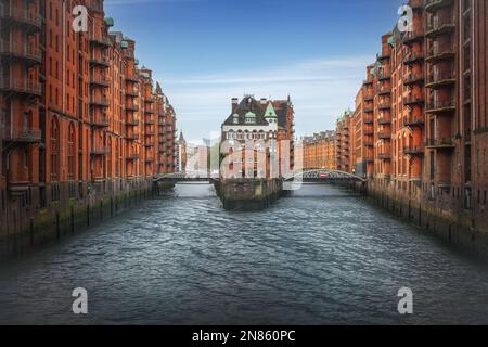 Vue emblématique du quartier des entrepôts de Speicherstadt avec le bâtiment Wasserschloss - Hambourg, Allemagne Banque D'Images