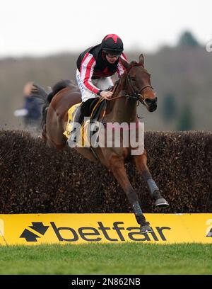 Funambule Sivola, monté par Charlie Deutsch, ouvre une clôture avant de gagner le Betfair Exchange Game Spirit Chase à l'hippodrome de Newbury, Berkshire. Date de la photo: Samedi 11 février 2023. Banque D'Images