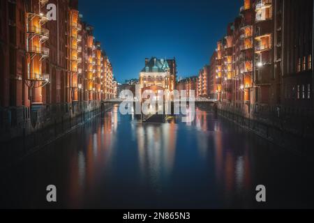 Vue célèbre sur le quartier des entrepôts de Speicherstadt avec le bâtiment Wasserschloss la nuit - Hambourg, Allemagne Banque D'Images