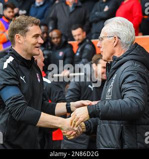 Mick McCarthy, directeur de Blackpool, et Matt Taylor, directeur de Rotherham United, se bousquent devant le match de championnat Sky Bet Blackpool vs Rotherham United à Bloomfield Road, Blackpool, Royaume-Uni, 11th février 2023 (photo de Ben Roberts/News Images) Banque D'Images