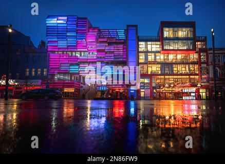 Boîtes de nuit illuminées à la place Spielbudenplatz à Reeperbahn la nuit - rue Pauli District - Hambourg, Allemagne Banque D'Images