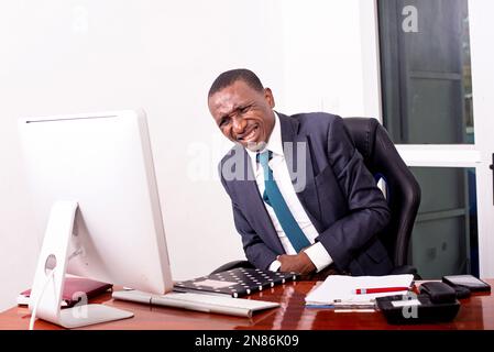 portrait d'un jeune homme d'affaires malade souffrant de maux d'estomac dans le bureau. Banque D'Images
