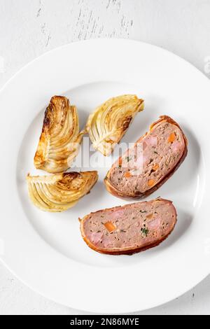 Portion de pain de viande tranché avec fenouil rôti Banque D'Images