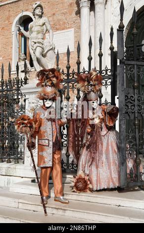 Venise, Italie. 11th février 2023. Les fêtards portant des costumes traditionnels de carnaval et des masques, ainsi que les touristes, se rendent à Venise pour le Carnaval de Venise. Crédit : Carolyn Jenkins/Alay Live News Banque D'Images