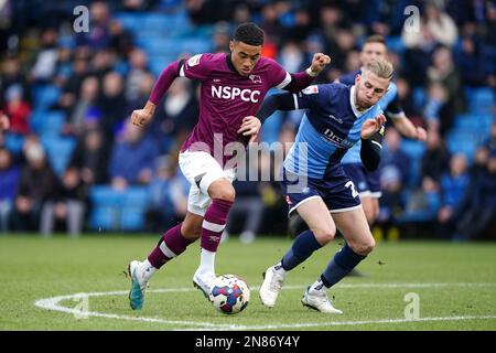 Lewis Dobbin du comté de Derby (à gauche) et Jason McCarthy de Wycombe Wanderers se battent pour le ballon pendant le match de la Sky Bet League One à Adams Park, Wycombe. Date de la photo: Samedi 11 février 2023. Banque D'Images