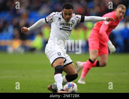 Cameron Archer de Middlesbrough marque le deuxième but du match du championnat Sky Bet au Cardiff City Stadium. Date de la photo: Samedi 11 février 2023. Banque D'Images