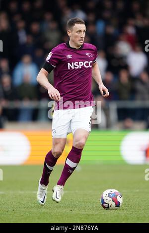 Craig Forsyth du comté de Derby en action pendant le match de la Sky Bet League One à Adams Park, Wycombe. Date de la photo: Samedi 11 février 2023. Banque D'Images