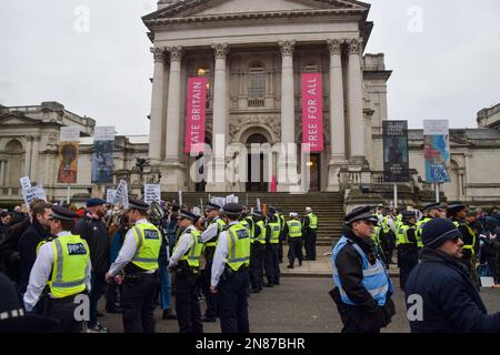 Londres, Royaume-Uni. 11th février 2023. La police se déplace vers des manifestants séparés. Les manifestants des droits du LGBTQ ont organisé une contre-manifestation contre le groupe d'extrême-droite Patriotic alternative, dont les membres se sont rassemblés devant Tate Britain pour protester contre l'auteur des enfants Aida H Dee, qui avait été réservé par Tate pour lire des histoires à de jeunes enfants dans le cadre de l'heure de l'histoire de Drag Queen. Credit: Vuk Valcic/Alamy Live News Banque D'Images