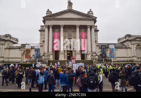 Londres, Royaume-Uni. 11th février 2023. Des manifestants du groupe d'extrême-droite Patriotic alternative se sont rassemblés devant Tate Britain pour protester contre l'auteur des enfants Aida H Dee, qui avait été réservé par Tate pour lire des histoires à de jeunes enfants dans le cadre de la Drag Queen Story Hour, Et se sont affrontés avec les contre-manifestants qui se sont rassemblés en solidarité avec l'auteur et les droits LGBTQ+. Credit: Vuk Valcic/Alamy Live News Banque D'Images