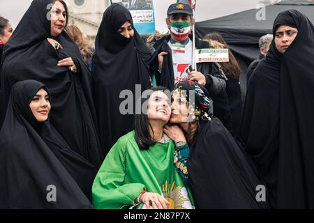 Londres, Royaume-Uni, 11 février 2023. Une manifestation à Trafalgar Square, Whitehall, Londres pour protester contre les violences en cours du régime iranien contre leur propre peuple et pour soutenir la révolution de la liberté de la vie des femmes en Iran. (Tennessee Jones - Alamy Live News) Banque D'Images