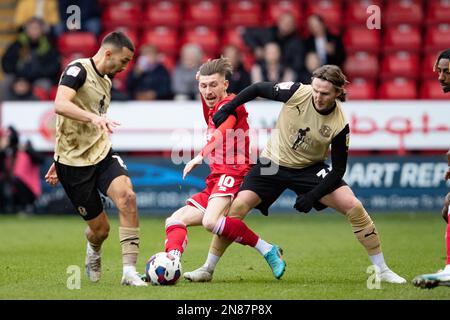 Thomas Knowles (C) et Kieran Sadlier (R) de Walsall lors du match Sky Bet League 2 entre Walsall et Leyton Orient au stade Banks, Walsall, le samedi 11th février 2023. (Photo : Gustavo Pantano | ACTUALITÉS MI) crédit : ACTUALITÉS MI et sport /Actualités Alay Live Banque D'Images