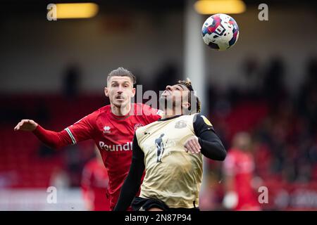 Thomas Knowles de Walsall (L) et Jayden Sweeney de Leyton lors du match de la Sky Bet League 2 entre Walsall et Leyton Orient au stade Banks, Walsall, le samedi 11th février 2023. (Photo : Gustavo Pantano | ACTUALITÉS MI) crédit : ACTUALITÉS MI et sport /Actualités Alay Live Banque D'Images