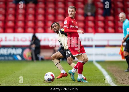 Jayden Sweeney de Leyton (L) et Thomas Knowles de Walsall lors du match Sky Bet League 2 entre Walsall et Leyton Orient au stade Banks, Walsall, le samedi 11th février 2023. (Photo : Gustavo Pantano | ACTUALITÉS MI) crédit : ACTUALITÉS MI et sport /Actualités Alay Live Banque D'Images