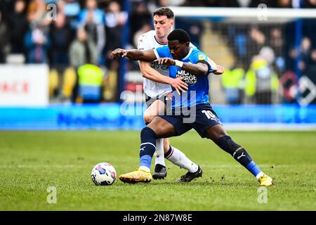 Ephron Mason Clarke (10 Peterborough United) défié par Eoin Toal (18 Bolton Wanderers) lors du match de la Sky Bet League 1 entre Peterborough et Bolton Wanderers, sur London Road, Peterborough, le samedi 11th février 2023. (Photo : Kevin Hodgson | ACTUALITÉS MI) crédit : ACTUALITÉS MI et sport /Actualités Alay Live Banque D'Images