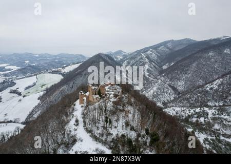 Vue aérienne des ruines du château dans la région des Marches en Italie en hiver Banque D'Images