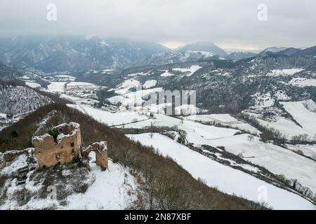 Vue aérienne des ruines du château dans la région des Marches en Italie en hiver Banque D'Images